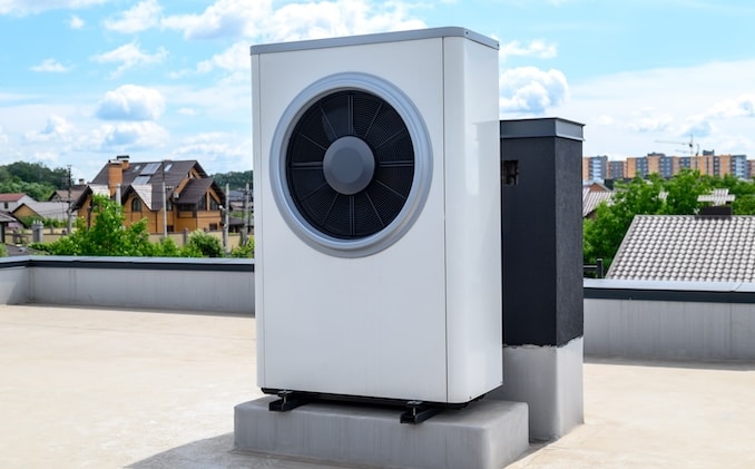 Heat pump for solar systems on the roof of a building